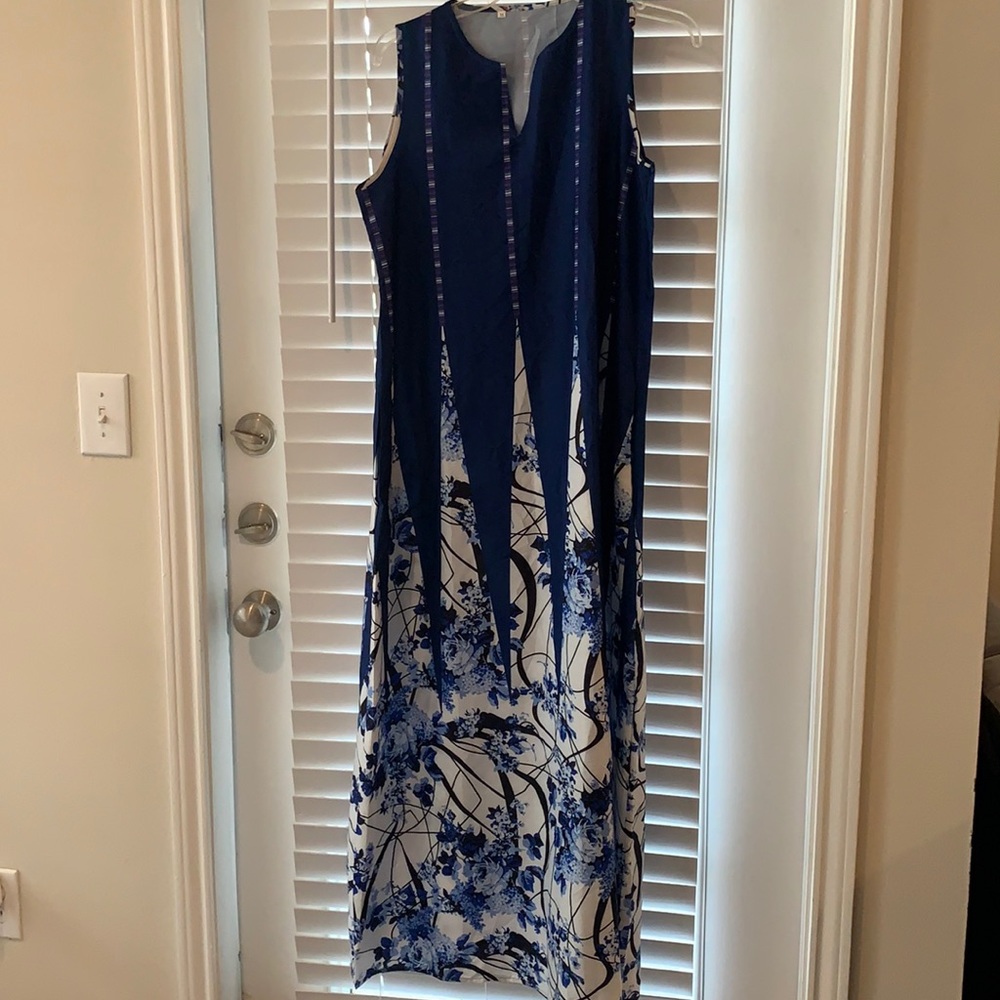 Women’s Medium Blue and White Floral Dress No Damage